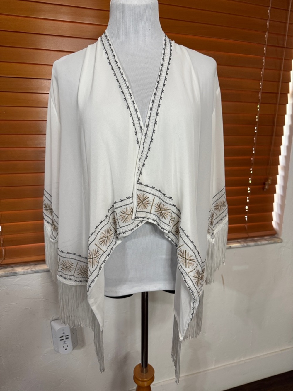Moda women’s Embroidered Fringe White Boho Kimono Shawl bohemian vacation sz L